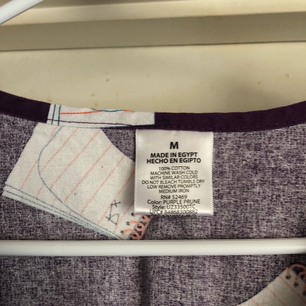 Woman’s scrub top - Picture 3 of 4